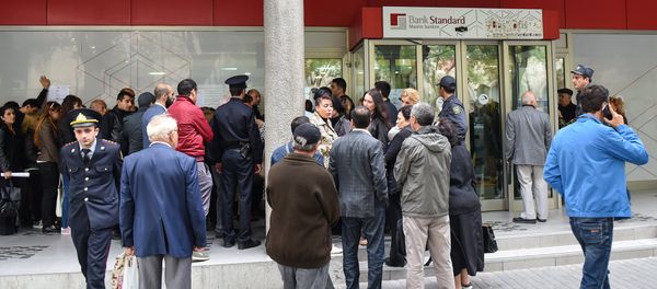 Вкладчики перед головным офисом Bank Standard в Баку - Sputnik Азербайджан