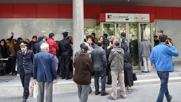 Вкладчики перед головным офисом Bank Standard в Баку - Sputnik Азербайджан