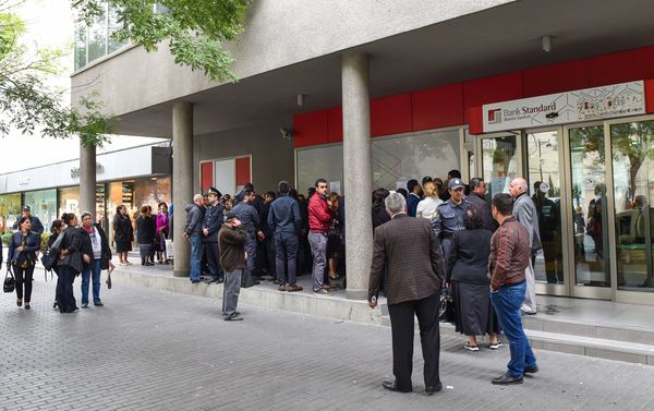 Вкладчики перед головным офисом Bank Standard в Баку - Sputnik Азербайджан