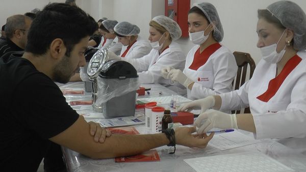 Bakı sakinləri Aşura günü ehtiyacı olanlar üçün qan verirlər - Sputnik Азербайджан