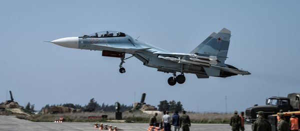 Истребитель Воздушно-космических сил РФ СУ-30 СМ во время вылета с авиабазы Хмеймим в сирийской провинции Латакия, архивное фото - Sputnik Азербайджан