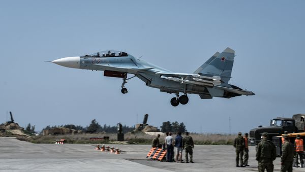 Истребитель Воздушно-космических сил РФ СУ-30 СМ во время вылета с авиабазы Хмеймим в сирийской провинции Латакия, архивное фото - Sputnik Азербайджан