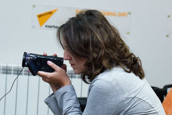 В Мультимедийном пресс-центре Sputnik Азербайджан прошла встреча с журналистами кинопродюсера Михаила Дегтяря на тему Фильм Коробка - Sputnik Азербайджан