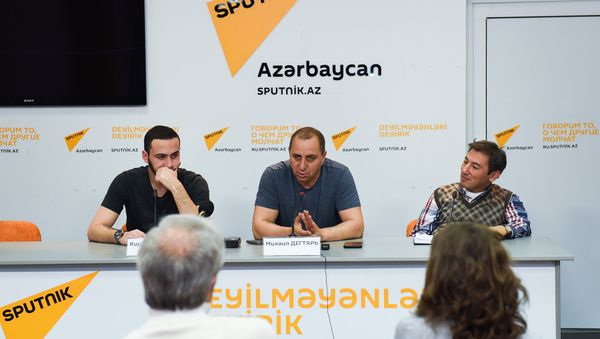 В Мультимедийном пресс-центре Sputnik Азербайджан прошла встреча с журналистами кинопродюсера Михаила Дегтяря на тему Фильм Коробка - Sputnik Азербайджан