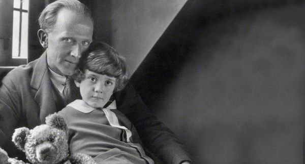 Алан Милн, Кристофер Робин и Винни-Пух (1926 год) - Sputnik Азербайджан