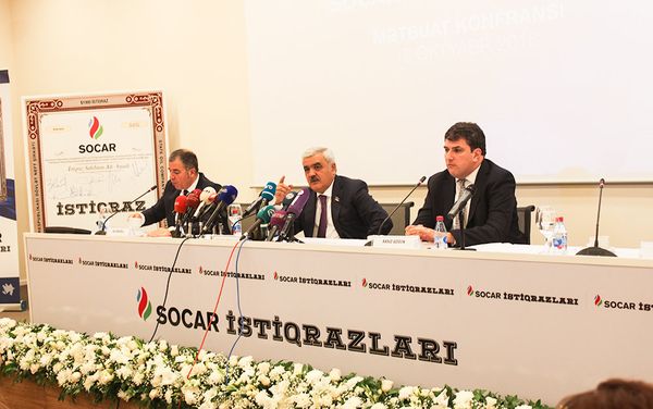 Главный консультант SOCAR по рынку капиталов Али Агаоглу, президент SOCAR Ровнаг Абдуллаев и председатель правления Бакинской фондовой биржи Фариз Азизов - Sputnik Азербайджан