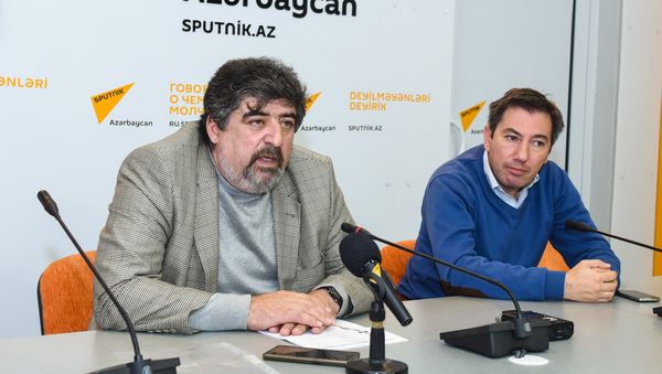 Председатель общественного объединения в помощь образованию водителей Фазиль Мамедов во время пресс-конференции на тему Как решить проблему ливневых стоков в Баку - Sputnik Азербайджан