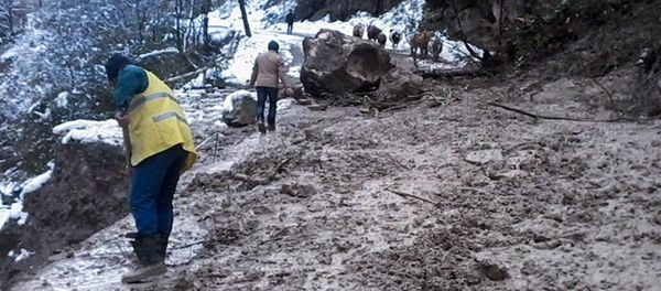 На дорогу Губа-Хыналыг сошла снежная лавина и обрушились обломки скалы - Sputnik Азербайджан