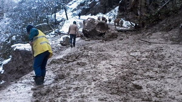 На дорогу Губа-Хыналыг сошла снежная лавина и обрушились обломки скалы - Sputnik Азербайджан
