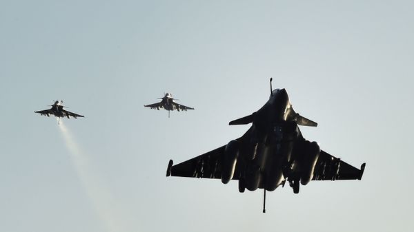 French Rafale fighter aircrafts come back aboard the French Charles-de-Gaulle aircraft carrier, after flights on November 23, 2015 at eastern Mediterranean sea, as part of operation Chammal in Syria and Irak against the Islamic State group - Sputnik Азербайджан