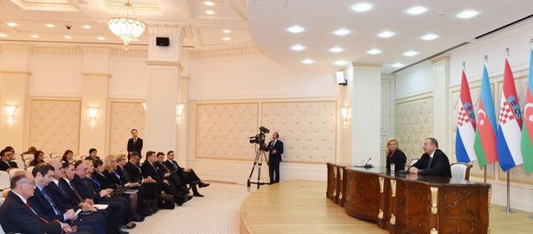 Азербайджана Ильхам Алиев, выступил в понедельник в Баку с заявлением для прессы вместе с президентом Хорватии Колиндой Грабар-Китарович - Sputnik Азербайджан