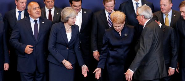 Премьер-министр Великобритании Тереза Мэй (слева) и президент Литвы Даля Грибаускайте приглашают председателя Еврокомиссии Жан-Клода Юнкера встать между ними, Брюссель, 20 октября 2016 года - Sputnik Азербайджан