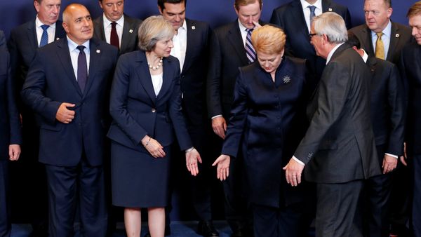 Премьер-министр Великобритании Тереза Мэй (слева) и президент Литвы Даля Грибаускайте приглашают председателя Еврокомиссии Жан-Клода Юнкера встать между ними, Брюссель, 20 октября 2016 года - Sputnik Азербайджан