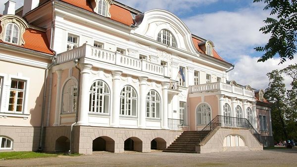 Здание Лаупаской основной школы - Sputnik Азербайджан