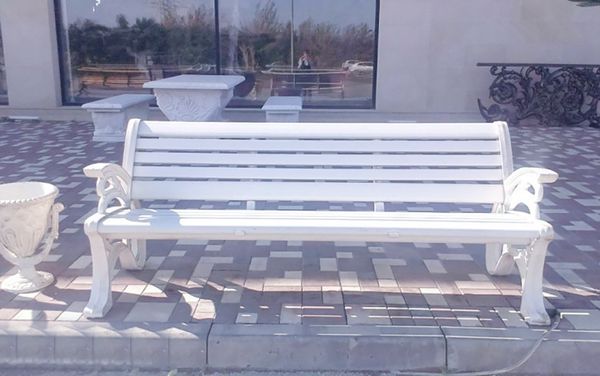 Для того чтобы посидеть на скамейке, горожане должны носить с собой подушечки - Sputnik Азербайджан