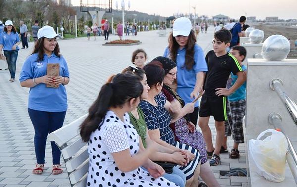 Жители города крайне недовольны этим, поскольку новые скамейки могут спровоцировать различные заболевания - Sputnik Азербайджан