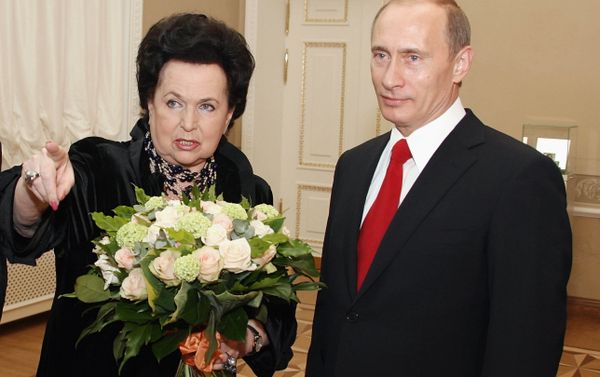 Председатель правительства РФ Владимир Путин во время осмотра выставки Коллекция Мстислава Ростроповича и Галины Вишневской в Константиновском дворце - Sputnik Азербайджан