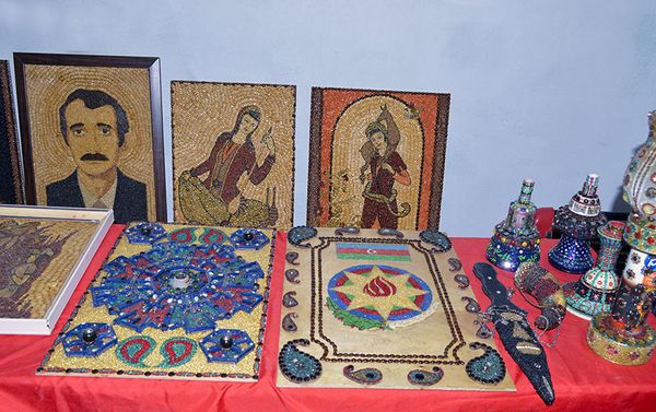 Кроме того, с помощью маленьких кусочков пластика и бисера мастер создал в форме аппликаций государственные герб и флаг Азербайджана - Sputnik Азербайджан