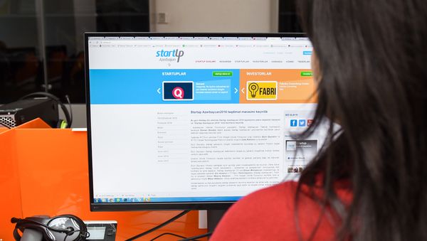 Девушка за просмотром тестовой версии сайта Strartup.az - Sputnik Азербайджан