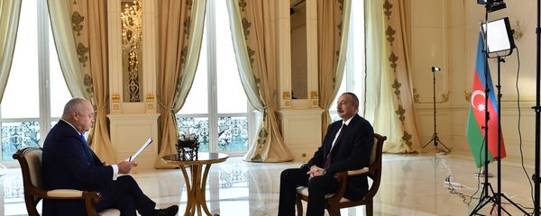 Президент Азербайджана Ильхам Алиев во время интервью генеральному директору МИА Россия сегодня Дмитрию Киселеву - Sputnik Азербайджан