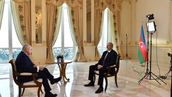 Президент Азербайджана Ильхам Алиев во время интервью генеральному директору МИА Россия сегодня Дмитрию Киселеву - Sputnik Азербайджан