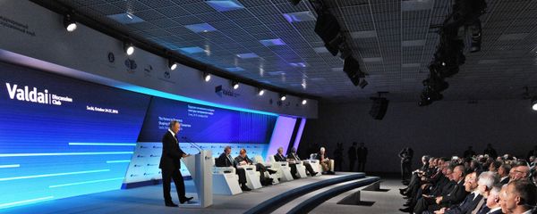 Президент РФ В. Путин принимает участие в XIII ежегодном заседании Международного дискуссионного клуба Валдай - Sputnik Азербайджан