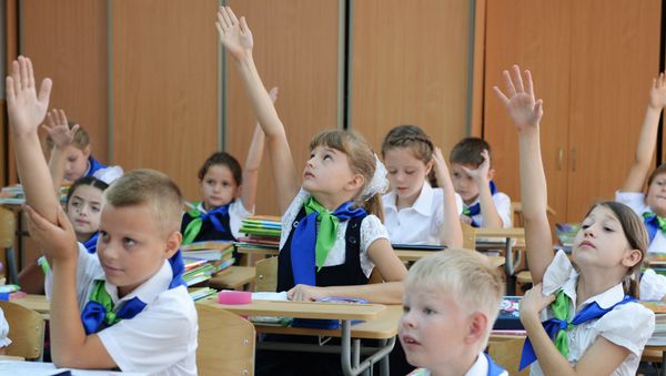 Ученики 3-го класса 8-й городской гимназии во время Дня знаний в Сочи - Sputnik Азербайджан
