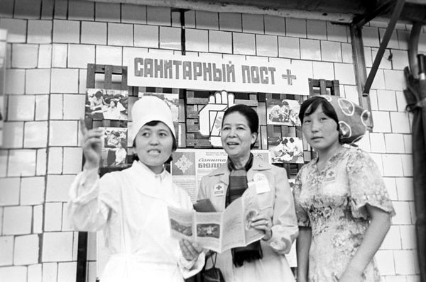 Помощник регионального референта ЛОКК Лига Красного Креста госпожа Сенадор (Филиппины) с активистами Красного Креста Камвольно-суконного комбината города Фрунзе, 1979 год - Sputnik Азербайджан