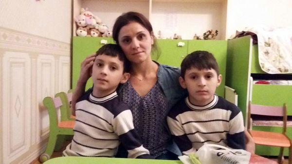 Вюсаля Сеидова с сыновьями - Sputnik Азербайджан
