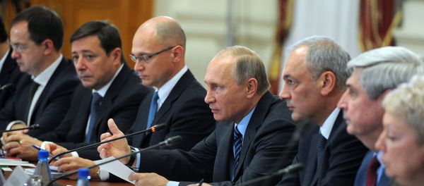 Президент РФ Владимир Путин проводит в Астрахани заседание Совета по межнациональным отношениям, 31 октября 2016 - Sputnik Азербайджан