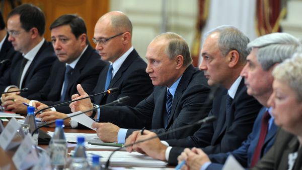 Президент РФ Владимир Путин проводит в Астрахани заседание Совета по межнациональным отношениям, 31 октября 2016 - Sputnik Азербайджан