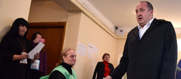 Президент Грузии Георгий Маргвелашвили голосует во время второго тура парламентских выборов на одном из избирательных участков в Тбилиси - Sputnik Азербайджан