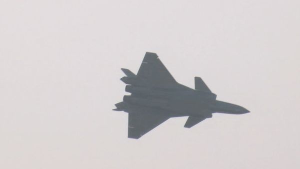 Китайский истребитель J-20 совершил дебютный вылет - Sputnik Азербайджан