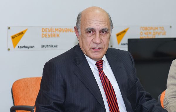 Политолог Фикрет Садыхов в Мультимедийном пресс-центре Sputnik Азербайджан - Sputnik Азербайджан