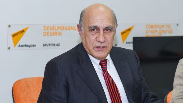 Политолог Фикрет Садыхов в Мультимедийном пресс-центре Sputnik Азербайджан - Sputnik Азербайджан