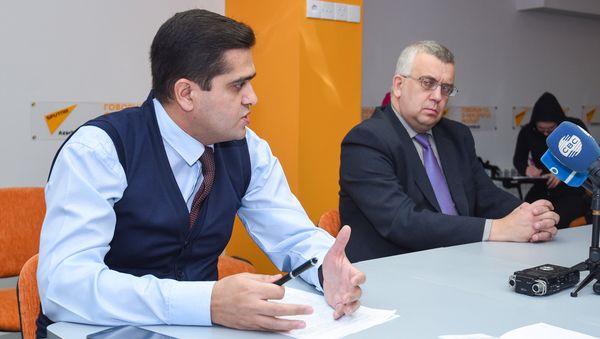 Политолог Эльхан Шахиноглу (слева) и российский эксперт Олег Кузнецов в Мультимедийном пресс-центре Sputnik Азербайджан - Sputnik Азербайджан