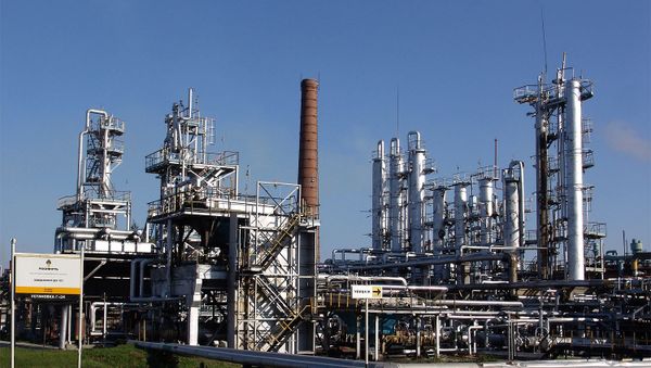 Кременчугский нефтеперерабатывающий завод - Sputnik Азербайджан