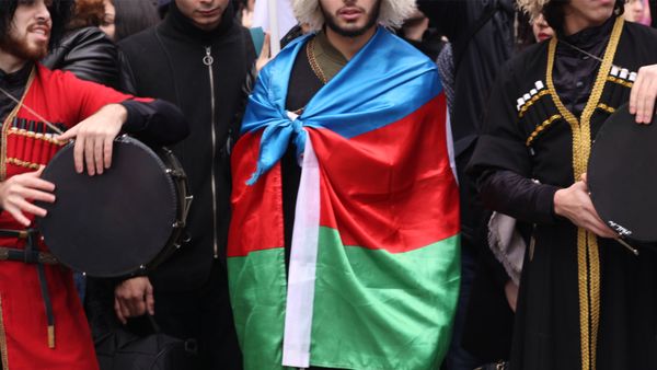 Азербайджанцы в Москве в национальной одежде и с флагом Азербайджана, архивное фото - Sputnik Азербайджан