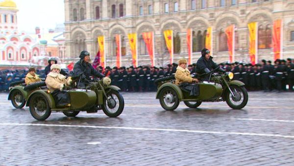 Торжественное шествие на Красной площади в честь парада 1941 года в Москве - Sputnik Азербайджан
