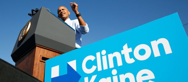 Президент США Барак Обама выступает в поддержку Хиллари Клинтон в Университете штата Мичиган в Анн-Арбор, США, 7 ноября 2016 года - Sputnik Азербайджан