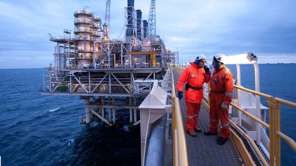 Сотрудники bp на глубоководной платформе Гюнешли, фото из архива - Sputnik Азербайджан