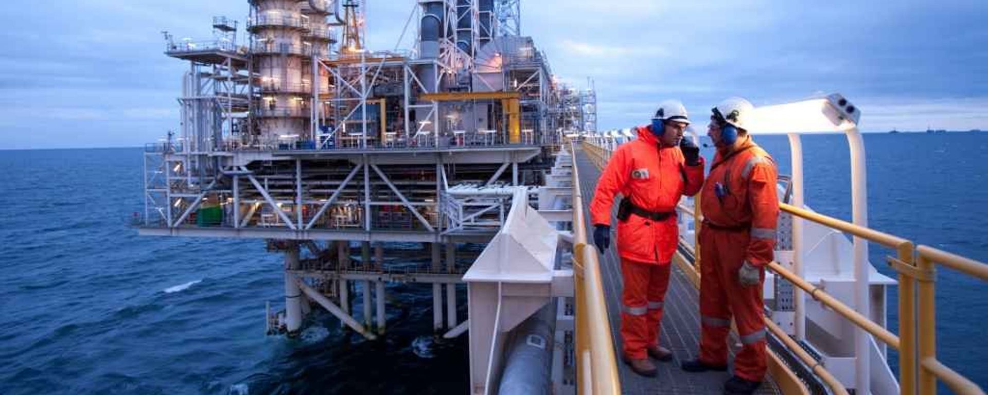 Сотрудники bp на глубоководной платформе Гюнешли, фото из архива - Sputnik Азербайджан, 1920, 30.04.2021