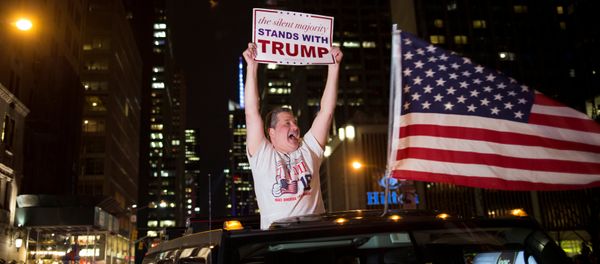 Сторонник Дональда Трампа в Нью-Йорке, 9 ноября 2016 года - Sputnik Азербайджан