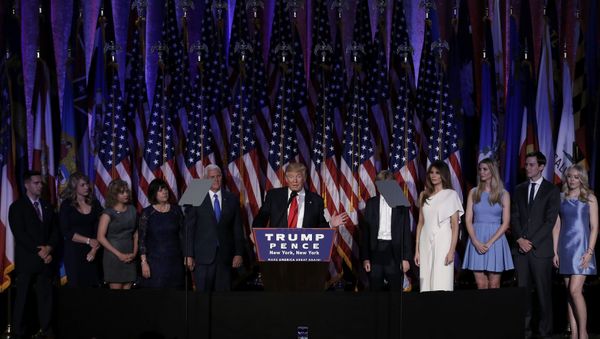 Дональд Трамп выступает перед сторонниками в Нью-Йорке, 9 ноября 2016 года - Sputnik Азербайджан