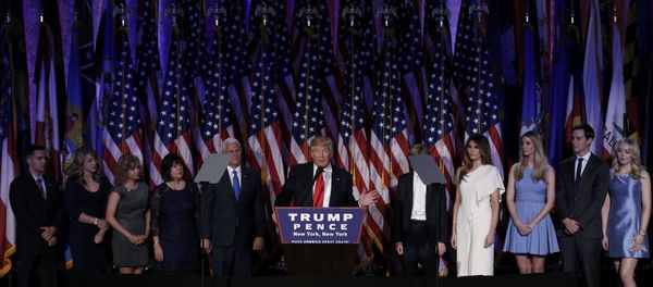 Дональд Трамп выступает перед сторонниками в Нью-Йорке, 9 ноября 2016 года - Sputnik Азербайджан