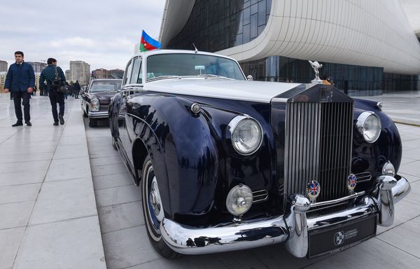 Парад ретро-автомобилей в День Национального флага - Sputnik Азербайджан