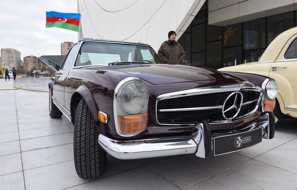 Парад ретро-автомобилей в День Национального флага - Sputnik Азербайджан