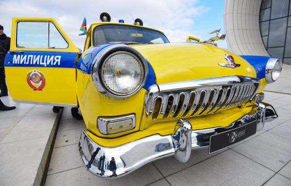 Парад ретро-автомобилей в День Национального флага - Sputnik Азербайджан