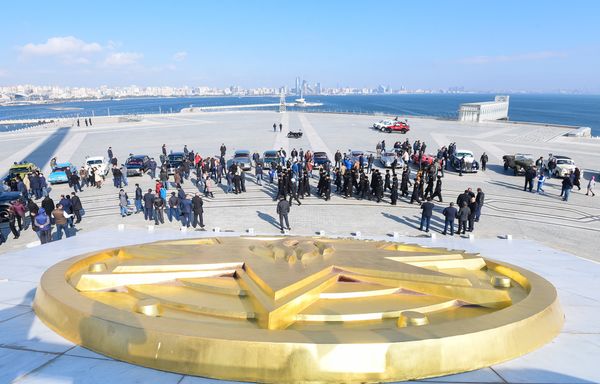 Парад ретро-автомобилей в День Национального флага - Sputnik Азербайджан