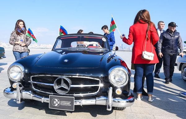 Парад ретро-автомобилей в День Национального флага - Sputnik Азербайджан